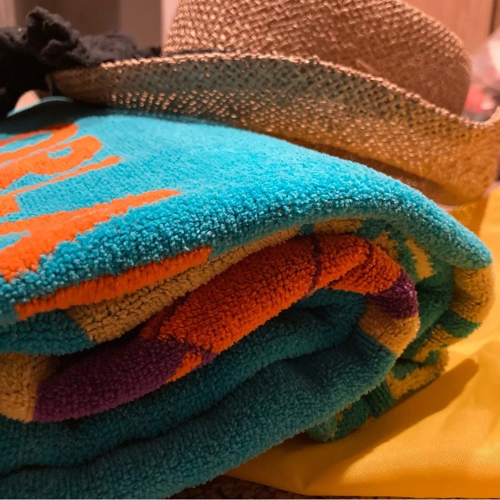 NWOT Hard Rock Cafe Orlando thick plush souvenir beach towel 25 in x 54 in.